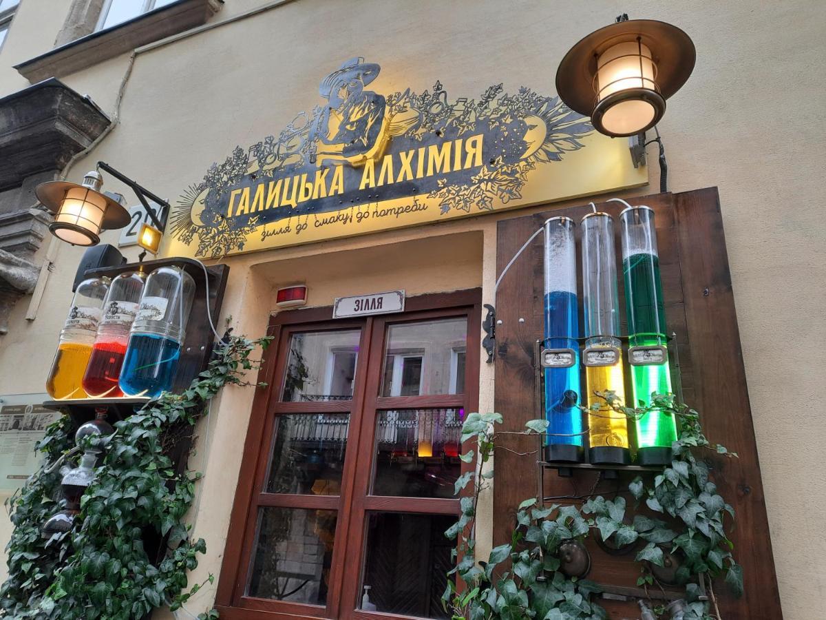 Midnight Cats' Apartment In Rynok Square Світло Є Завжди! Lviv Extérieur photo